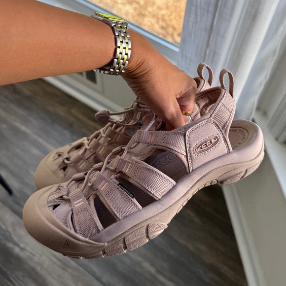 KEEN Women's Light Pink Athletic Sandals hiking 8 waterproof - Picture 3 of 7